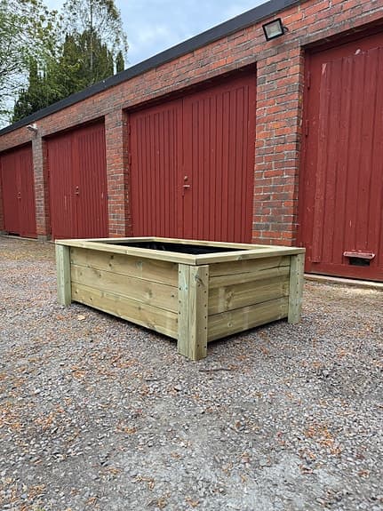 Handbyggd planteringslåda för trädgård, uteplats eller entré