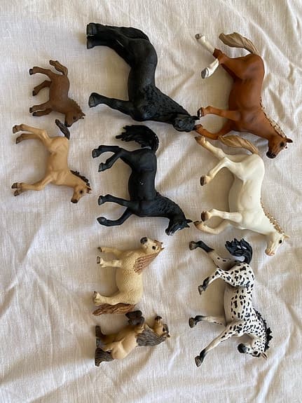 Schleich hästar med stalltillbehör och hinder