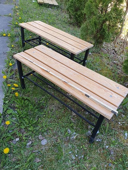 Träbänkar med svart skoställ ca 100 cm