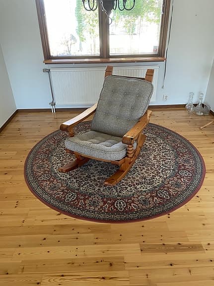 Gungstolsfåtölj i massiv blåfura