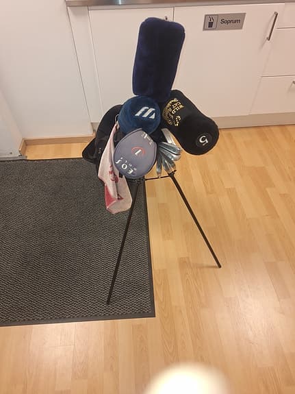 Golfbag med klubbor och headcovers