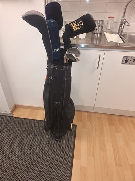 Golfbag med klubbor och headcovers
