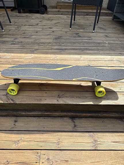 Longboard skateboard med gula hjul