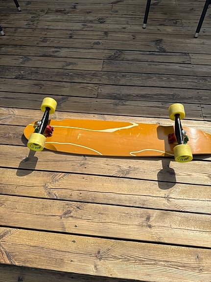 Longboard skateboard med gula hjul