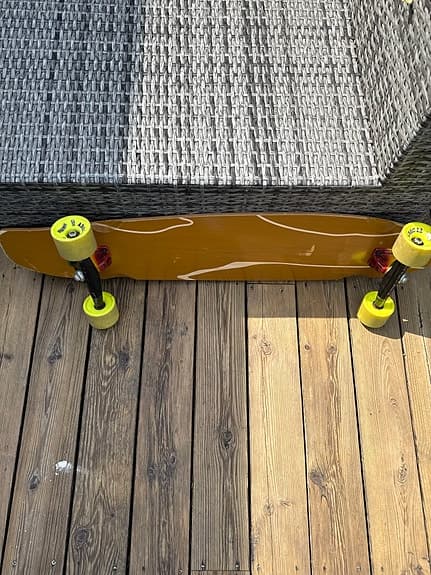 Longboard skateboard med gula hjul