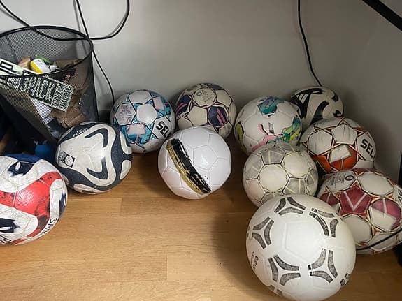 Select och andra fotbollar blandade storlekar