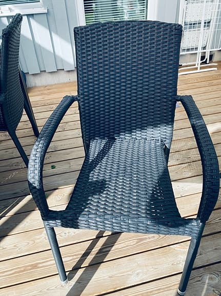 Svart matgrupp utebord med stolar i konstrotting