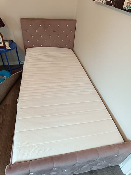 Säljer en växasäng, madrass 90*200 medföljer från Ikea