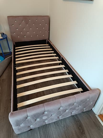 Säljer en växasäng, madrass 90*200 medföljer från Ikea