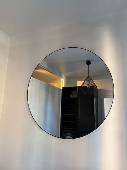 Mio rund spegel med tunn svart ram