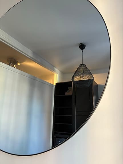 Mio rund spegel med tunn svart ram