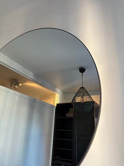 Mio rund spegel med tunn svart ram