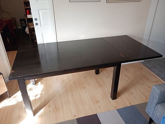 Stabilt, massivt matbord i ek.