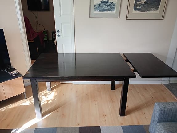Stabilt, massivt matbord i ek.