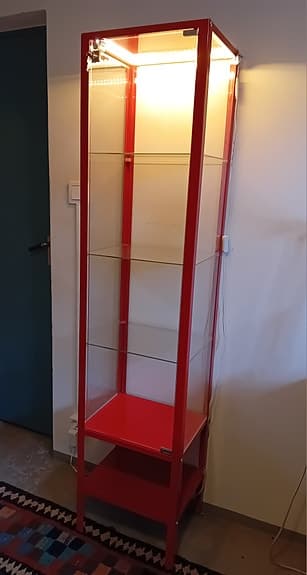 Biby vitrinskåp med belysning.