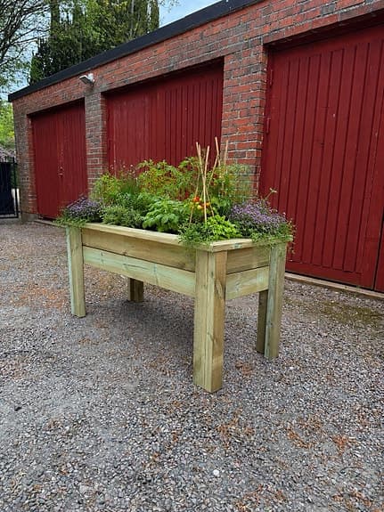 Handbyggd planteringslåda för trädgård, uteplats eller entré!