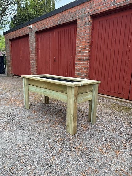 Handbyggd planteringslåda för trädgård, uteplats eller entré!