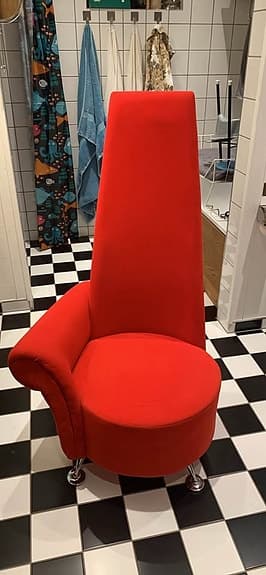 Röd sammetsfåtölj i annorlunda design