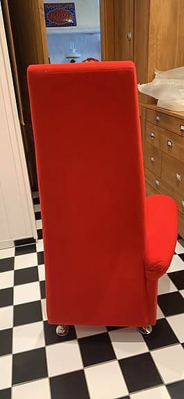 Röd sammetsfåtölj i annorlunda design