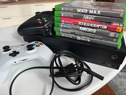 Microsoft Xbox One spelkonsol med handkontroller