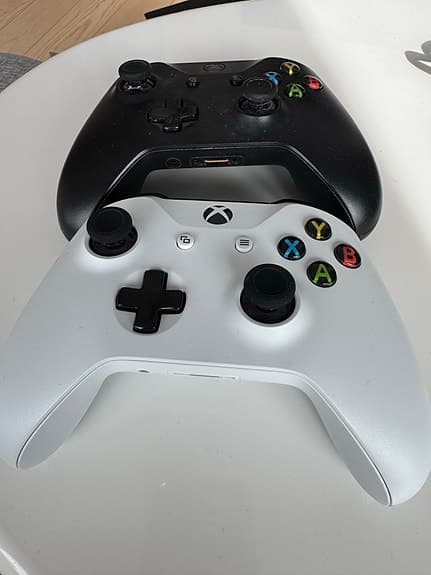 Microsoft Xbox One spelkonsol med handkontroller