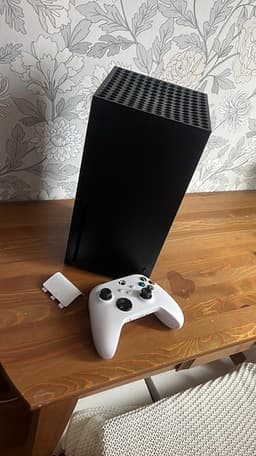 Xbox Series X med vit handkontroll