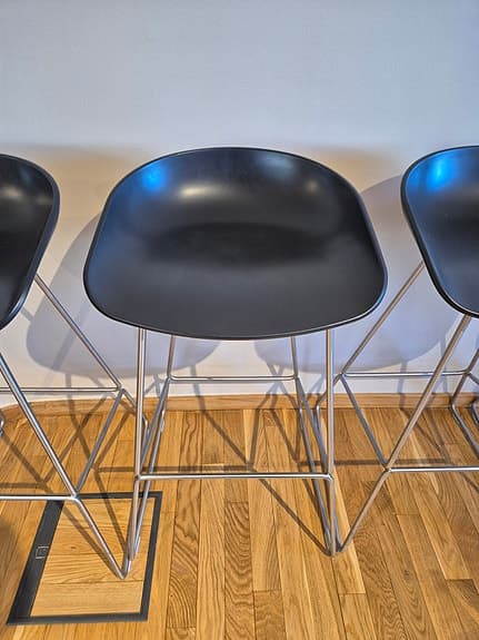 Säljer flera barstolar från HAY i stilren, skandinavisk design.