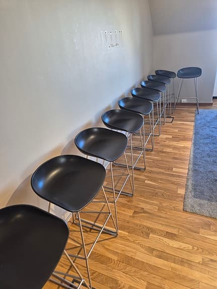 Säljer flera barstolar från HAY i stilren, skandinavisk design.