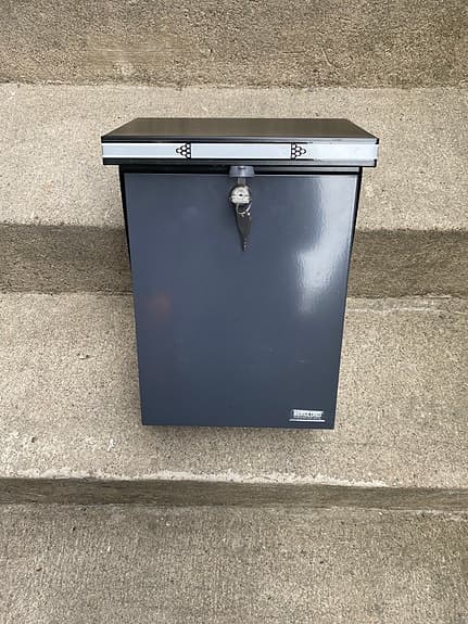 Berglund postlåda grå med lås