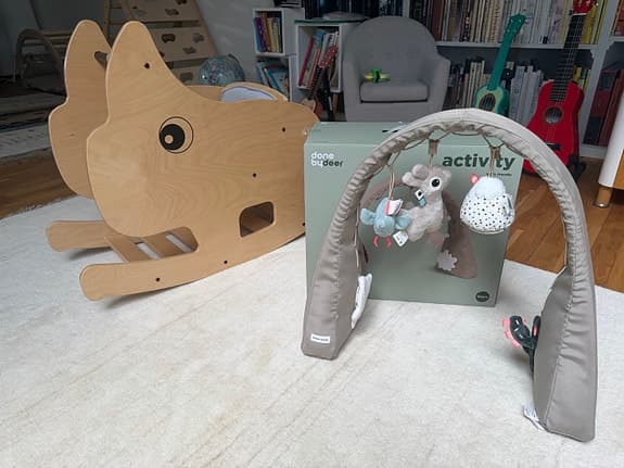 Done by Deer babygym med aktivitetsleksaker