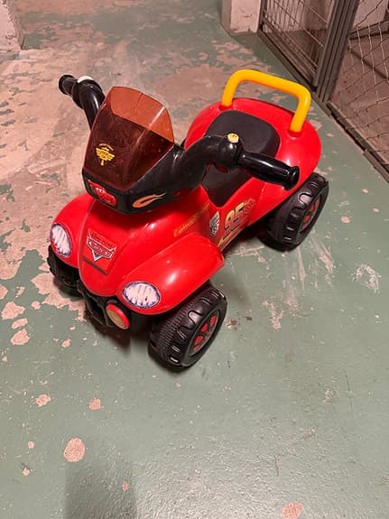 Disney Blixten McQueen röd gåbil för barn