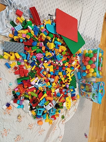 Huge bag of duplo, many other toys, cars, books and teddy bears, kitchen (free)