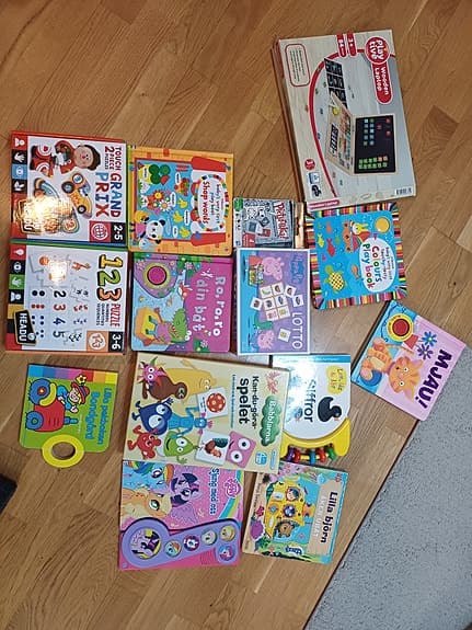 Huge bag of duplo, many other toys, cars, books and teddy bears, kitchen (free)