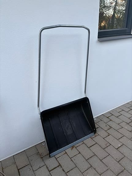 Snösläde svart med metallhandtag