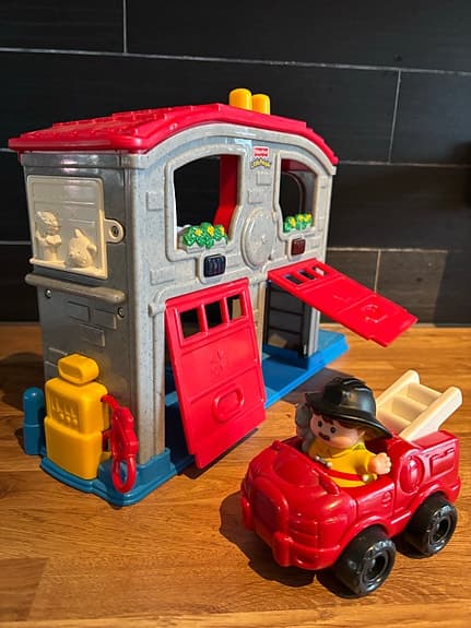 Fisher-Price Little People brandstation med figurer
