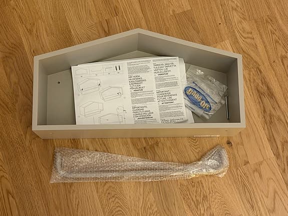 Vägghylla i husform med klädhängare från H&M Home