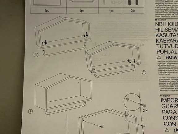 Vägghylla i husform med klädhängare från H&M Home