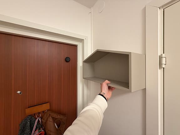 Vägghylla i husform med klädhängare från H&M Home