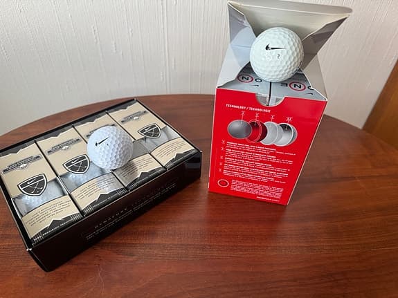 2 dussin nya golfbollar av märket Nike One Platinum och Nike Touraccuracy.