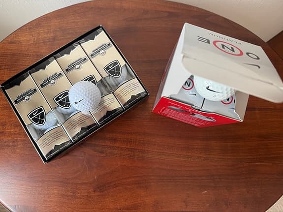 2 dussin nya golfbollar av märket Nike One Platinum och Nike Touraccuracy.