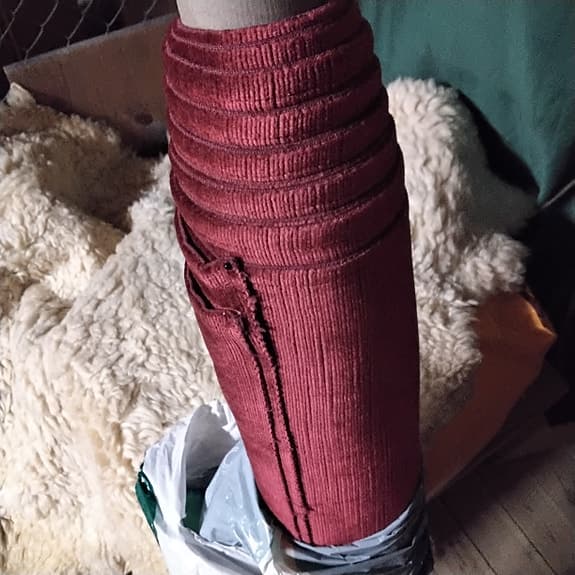 Röd textilrulle / möbeltyg på rulle