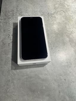 Vit iPhone 12, 256 GB. Batterihälsa 80%.