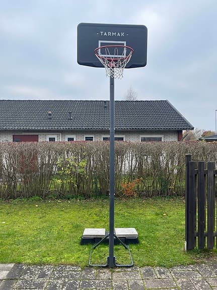 Tarmak basketställning med korg utomhus