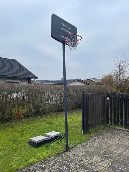 Tarmak basketställning med korg utomhus