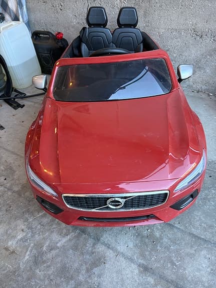Elektrisk mini Volvo för barn ca 3-8 år max 25 kg.
