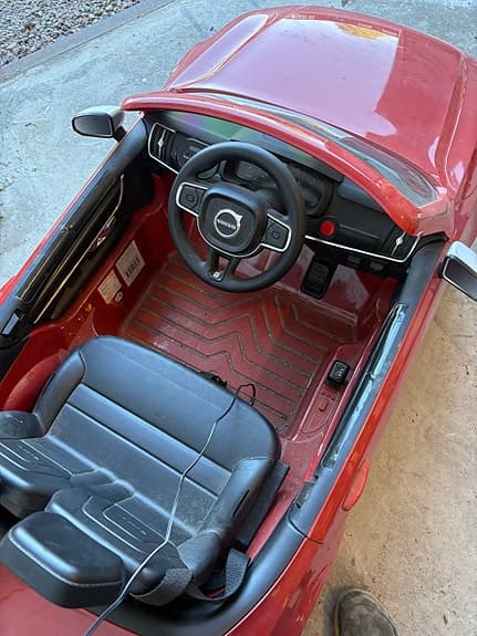 Elektrisk mini Volvo för barn ca 3-8 år max 25 kg.