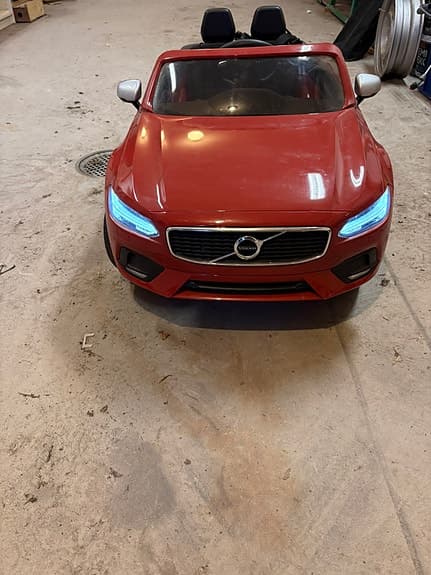 Elektrisk mini Volvo för barn ca 3-8 år max 25 kg.