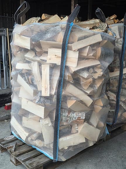 Björkved kapad i +/- 30 cm. 850kr/m3