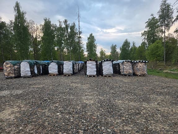 Björkved kapad i +/- 30 cm. 850kr/m3