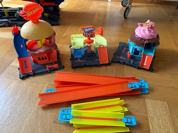 Hot Wheels bilstationer med banor